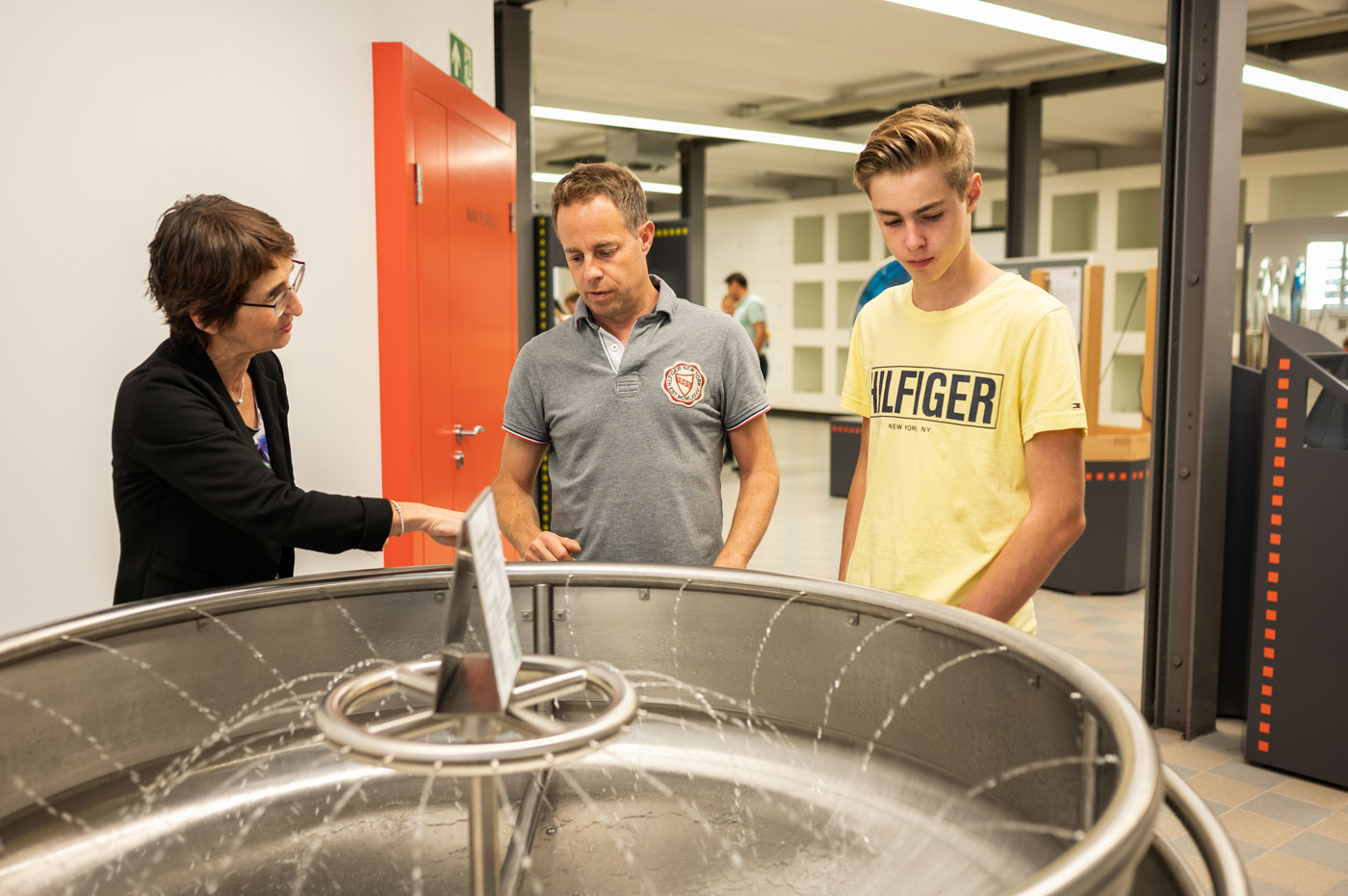 Ein Wasserexperiment bei Campus Schule-Wirtschaft