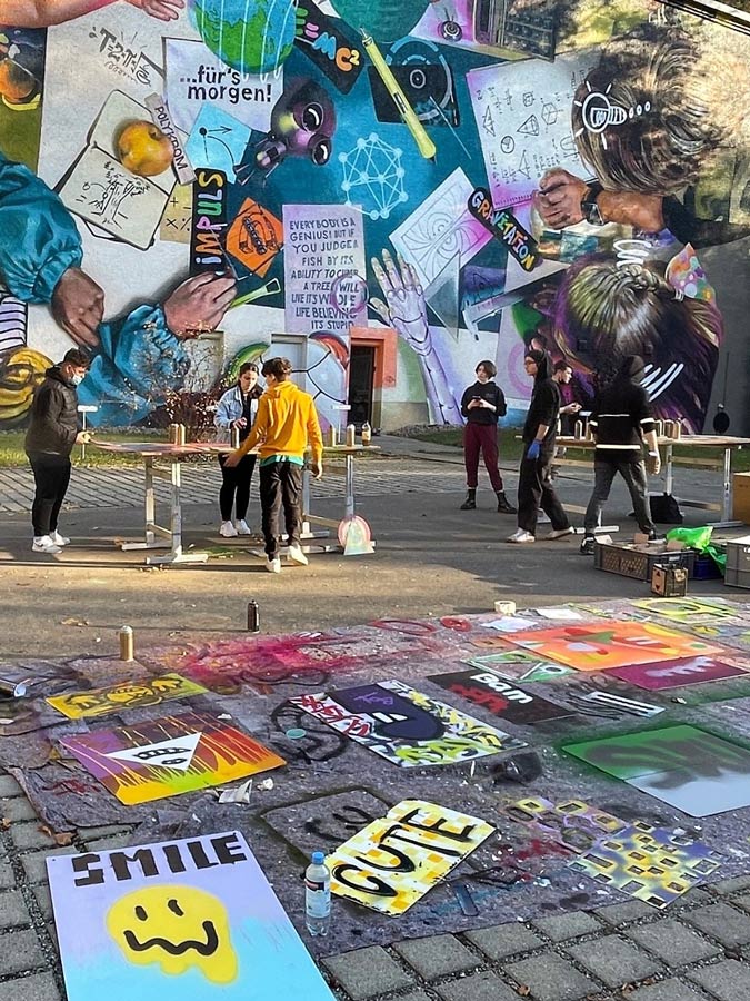 Graffitisprayer besprühen die Experimentierwelten von Campus Schule-Wirtschaft
